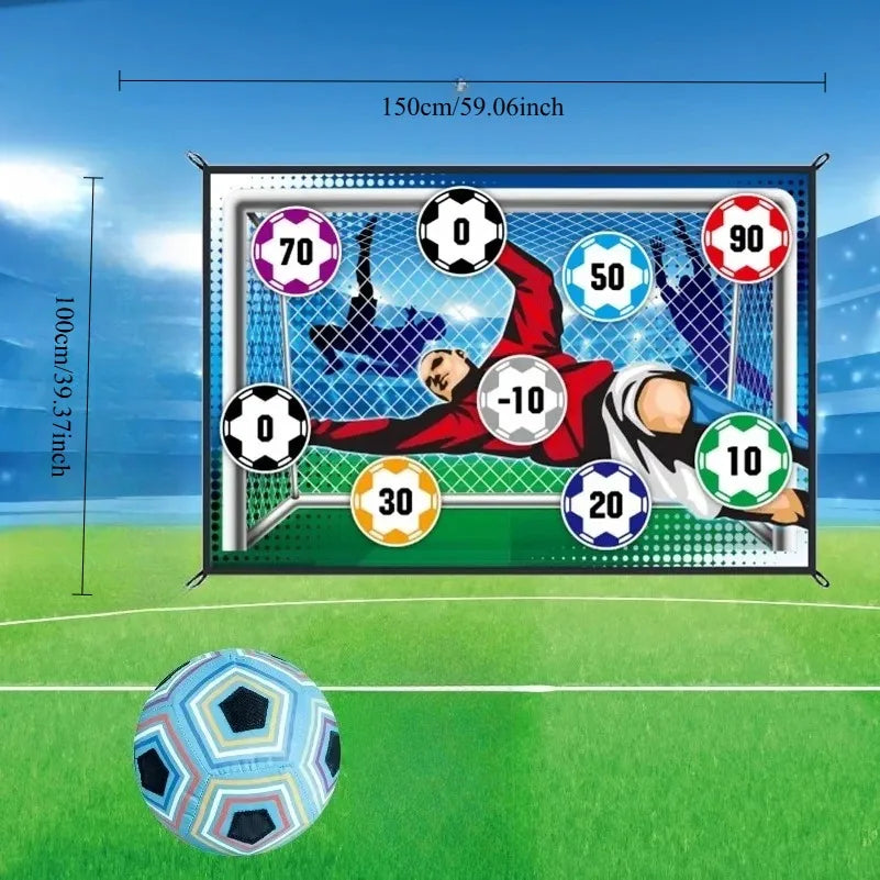 Un but de soccer avec des marquages de score et un ballon sur un terrain vert.