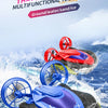 Un bateau RC électrique amphibie bleu et noir éclabousse dans l'eau bleue.