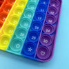 Jouet anti-stress en plastique coloré avec des boutons numérotés et lettreés disposés en rangées.
