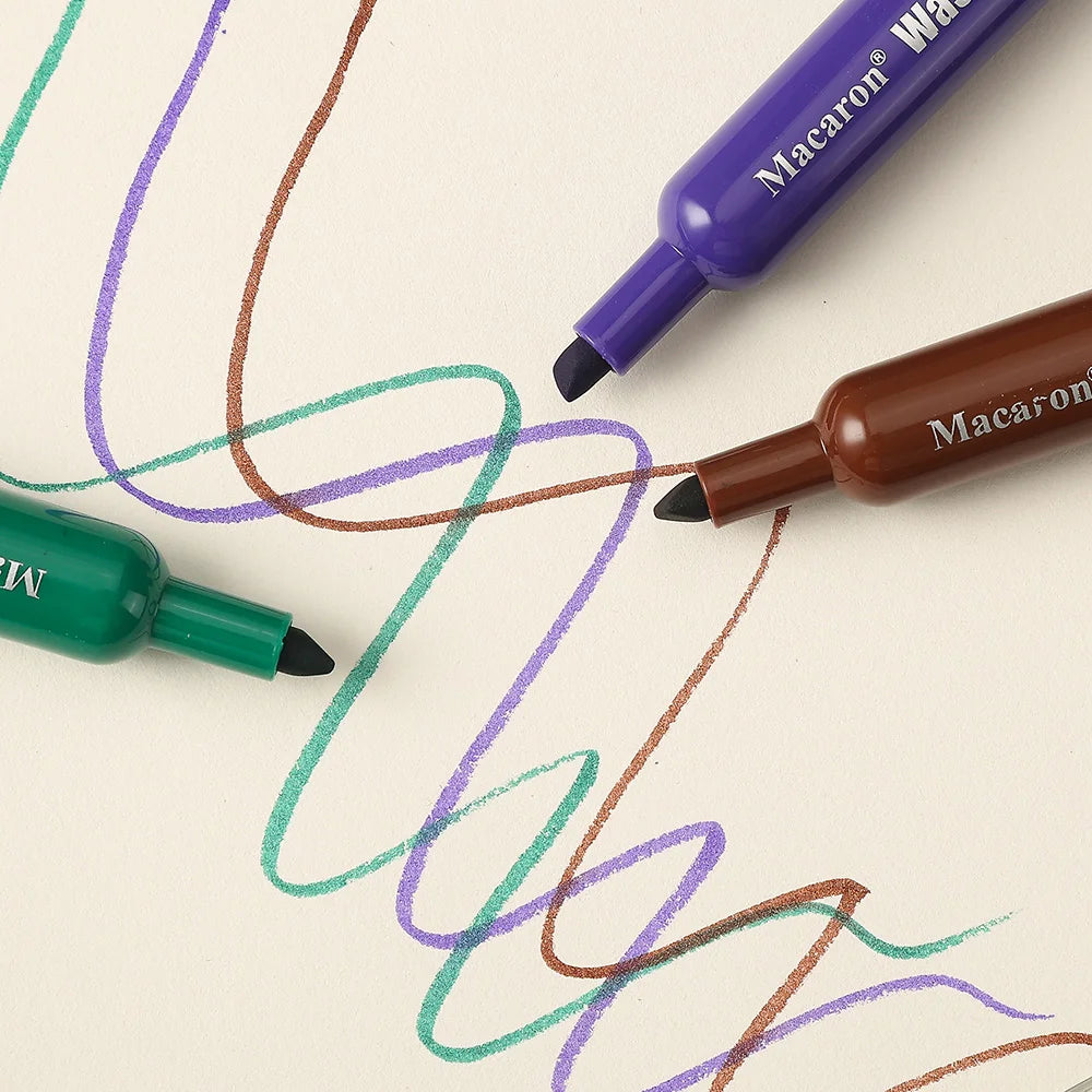 Un ensemble de marqueurs artistiques parfumés aux fruits de macaron, dans des tons de violet, vert et brun, dessinés sur du p