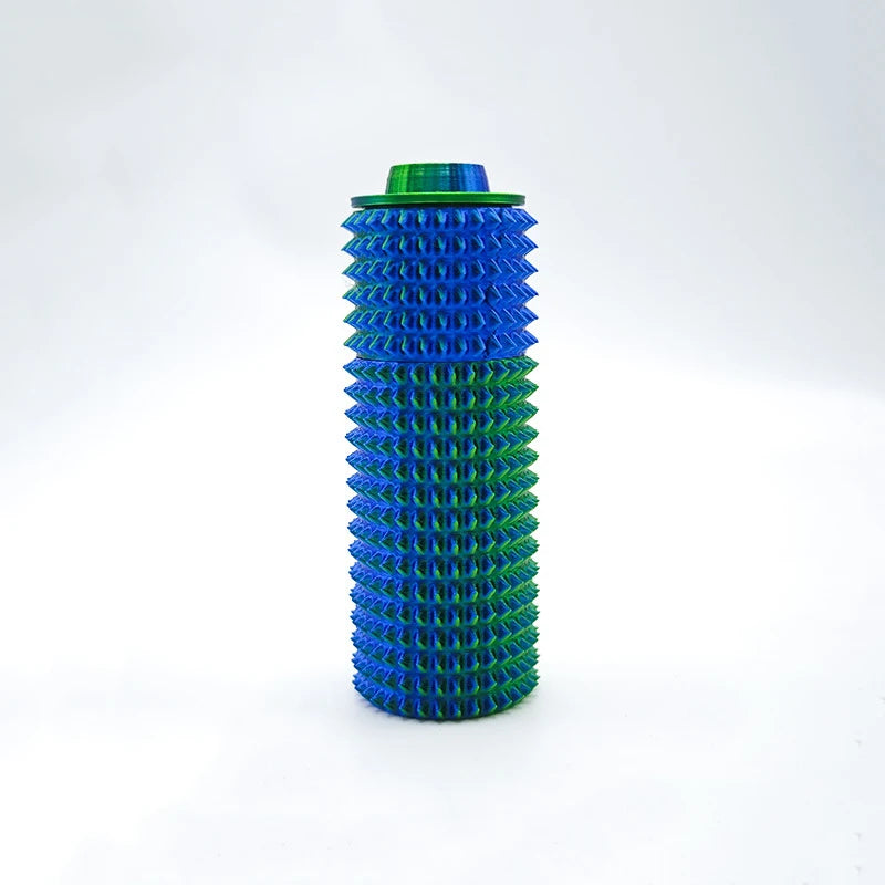 Rouleau sensoriel tactile bleu vif avec cap vert, conçu pour soulager le stress.