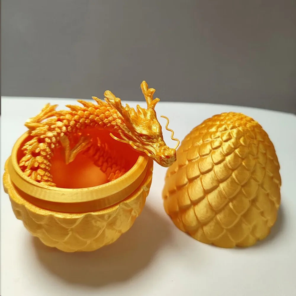 Modèle de dragon doré décoratif articulé, avec tête et corps articulés, posé à côté de sa coquille ouverte.