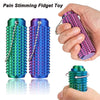 Eine Hand hält ein farbiges, spitzes Fidget-Spielzeug mit einer Kette und zeigt seine Textur und Gestaltung.