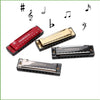 Trois modèles de harmonica diatonique sont présentés sur un fond noir avec des notes musicales flottantes.