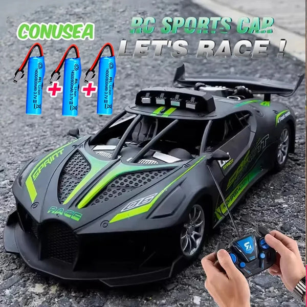 En svart RC-sportbil med tillbehör och en hand som håller fjärrkontrollen