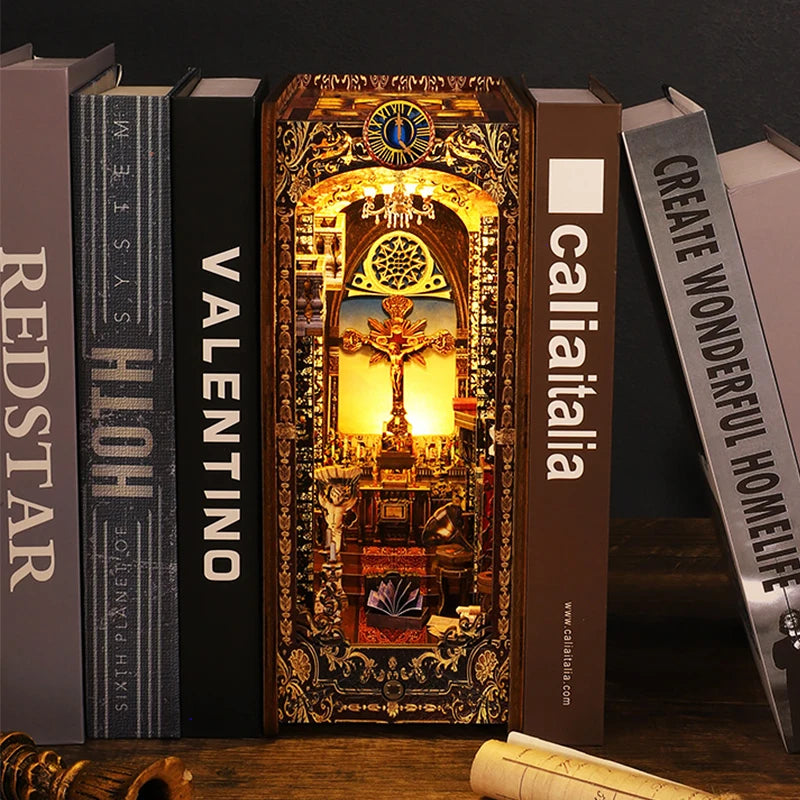 Boxset mit Bastel-Miniatur-Dollhouse-Sets mit verzierten, vergoldeten Szenen und Möbeln.