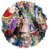 Collage vibrant d'autocollants décoratifs avec diverses figures en robes colorées et styles historiques.