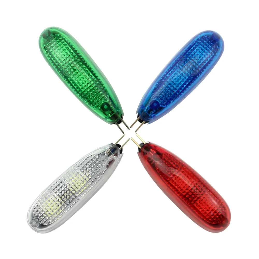 Drei mehrfarbige LED-Navigationslichter, grün, blau und rot, in einem Kreuzmuster angeordnet.