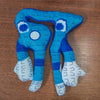 Une paire de mains de peluche en carton bleu avec des accents et des motifs décoratifs blancs.