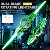 Un sabre laser jouet vert à double lame tournant avec une lame et une poignée lumineuses, sur fond futuriste sombre.