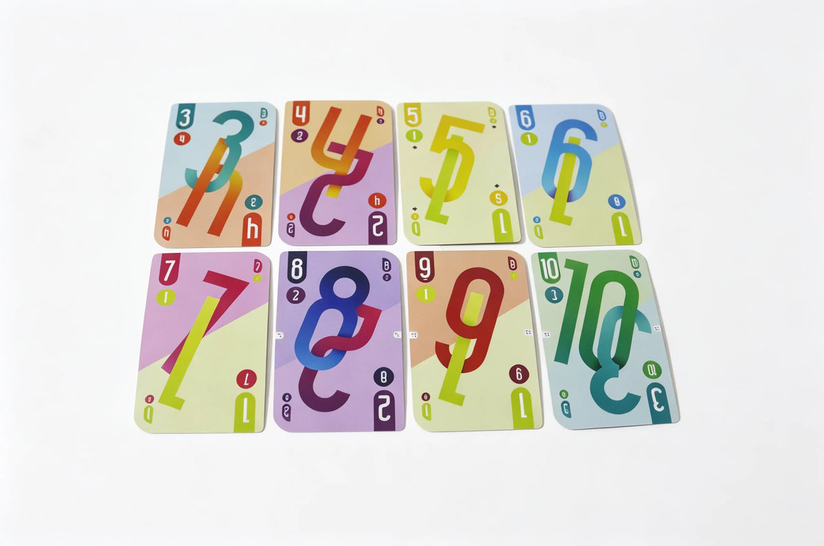Un jeu de dix cartes colorées avec les chiffres de 3 à 10 pour un jeu de stratégie.