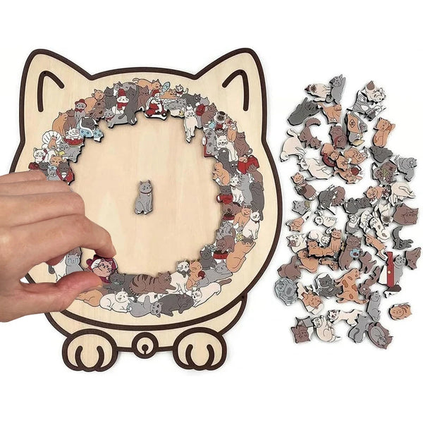 Holzpuzzle mit vielen Katzen in einem kreisförmigen Muster, einige Teile daneben verstreut.