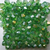 Un amas de perles de cristal translucides vert facettées pour la fabrication de bijoux DIY.