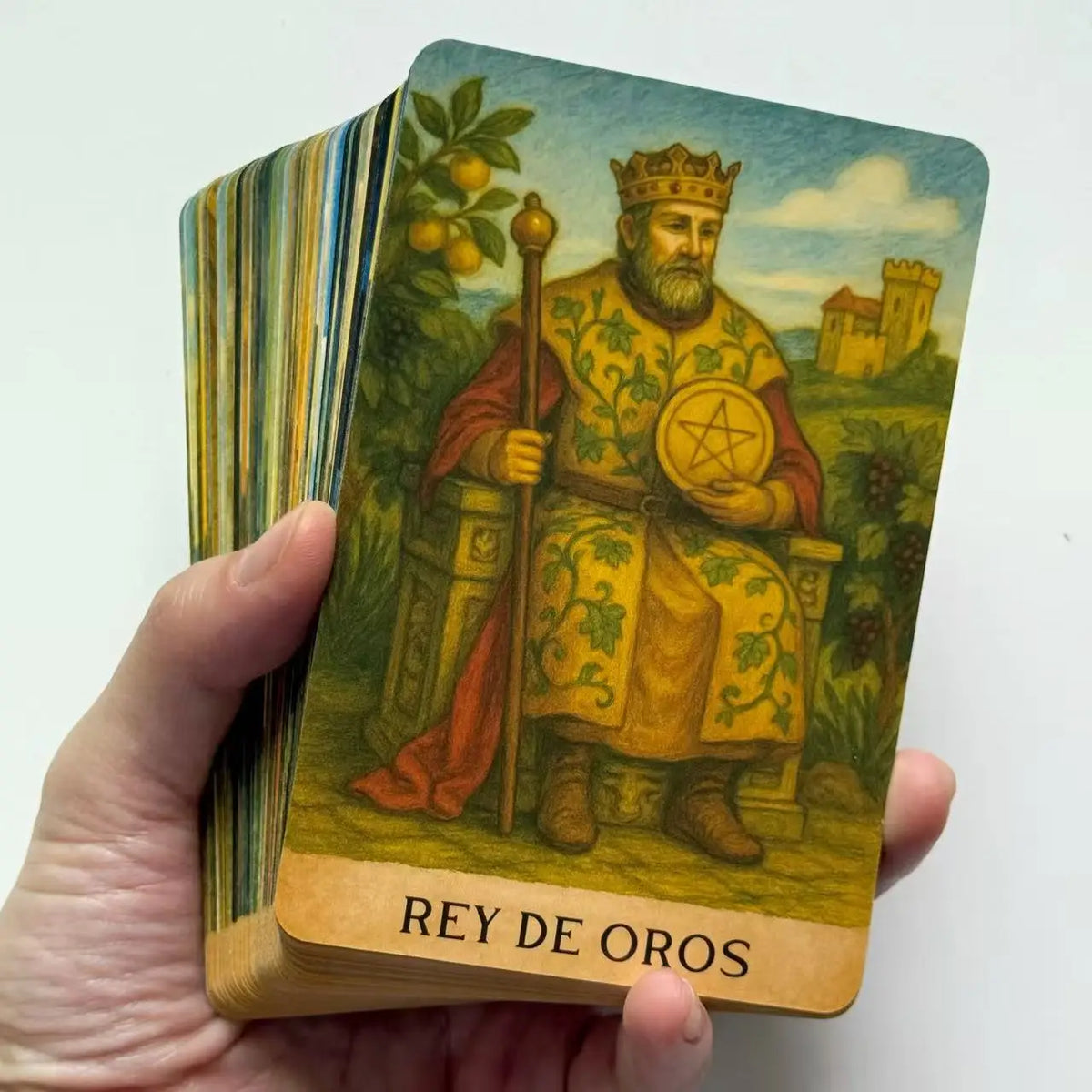 A Spanish tarot card featuring a king figure, identified as Rey de Oros, in gold and green tones.