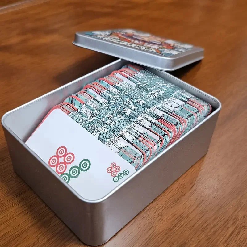 طقم ماجنج portable مع بطاقات ونرد معروض في صندوق فضي.