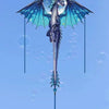 Une aile à cerf nylon professionnelle avec une figure de dragon et une ligne de poignée contre un ciel bleu clair.