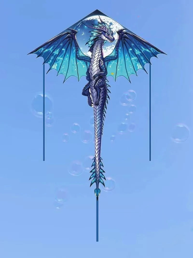 Une aile à cerf nylon professionnelle avec une figure de dragon et une ligne de poignée contre un ciel bleu clair.