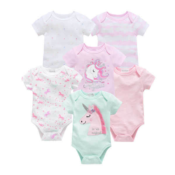 Ein Set von fünf Bio-Baumwoll-Baby-Bodys in rosa und weiß mit Unicorn-Designs.