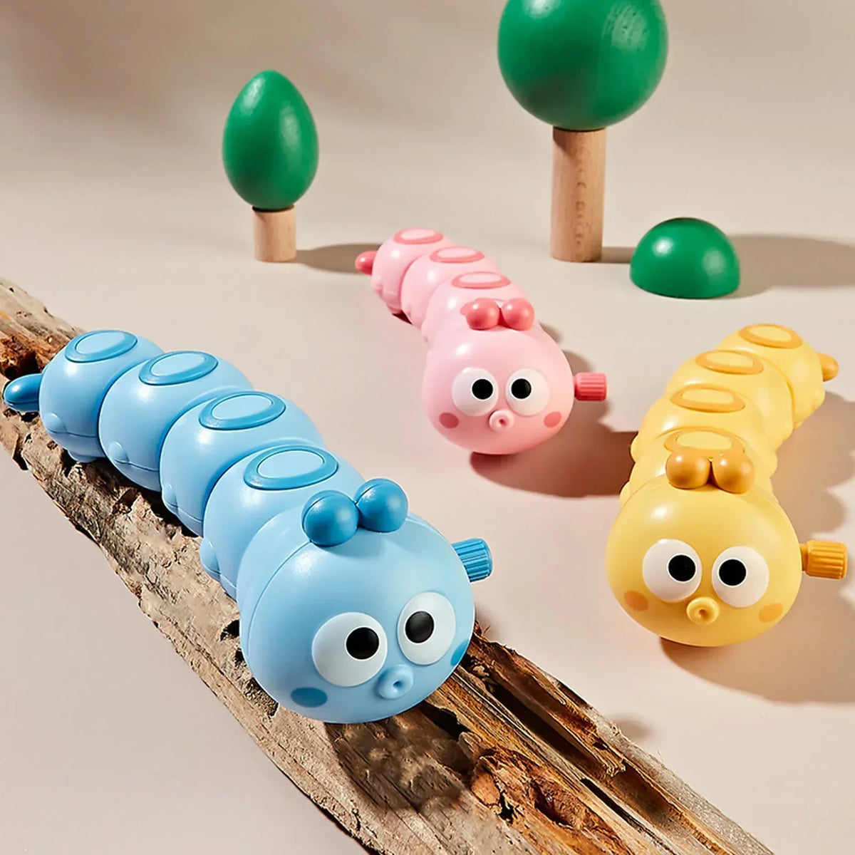 Set bunter Karussell-Motten-Wind-up-Spielzeug, einschließlich blauer und gelber Versionen, auf Holzdisplay