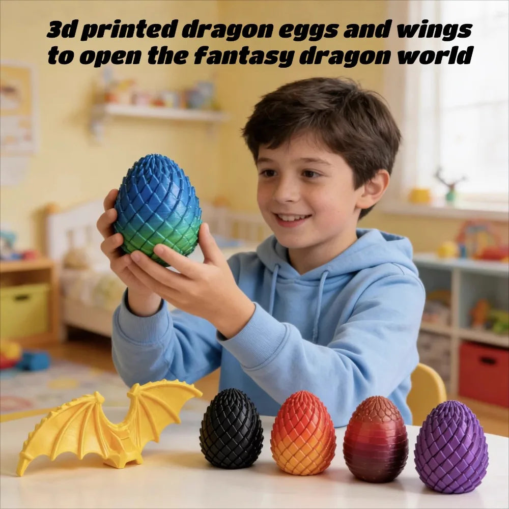 Ein Junge hält 3D-gedruckte Dracheneier und Flügel, darunter ein gelbes Flügel und mehrere bunte Eier, in einem hellen Raum.