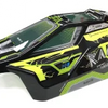 Schwarzes und neongelbes 1/16-Maßstab 4WD RC-Rennauto von der Seite.