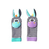 Une paire de chaussettes à bracelets sensorielles avec rayures noires et blanches, accents violets et oreilles d'animaux.