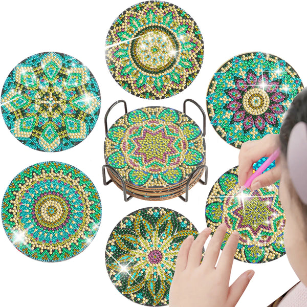Fargerike mandala-diamantkunst-underlegg med holder, viser ulike mønstre og ferdige stykker.