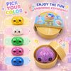 Eine Auswahl bunter Glitzer-Squishy-Fidget-Spielzeuge in einem offenen gelben Behälter.
