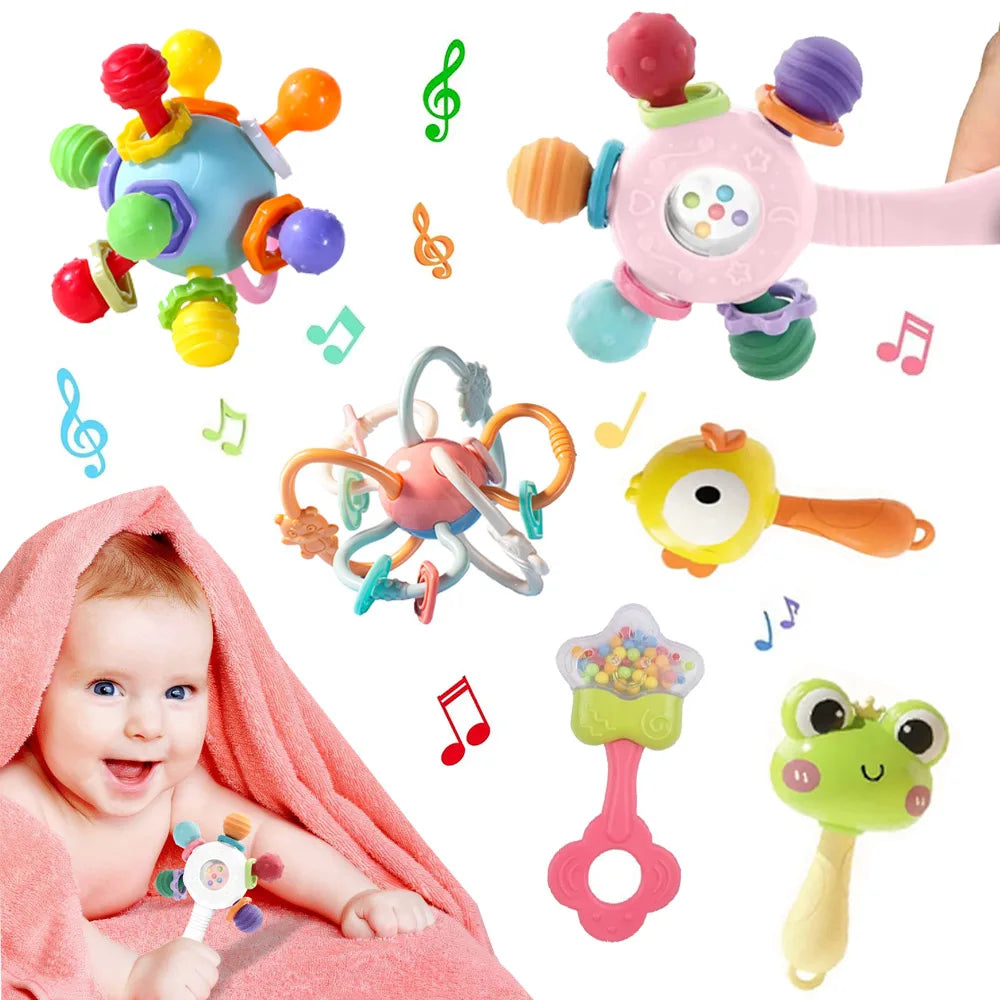 Silikon-Rassel für Zahnung in verschiedenen Farben neben einem lächelnden Baby