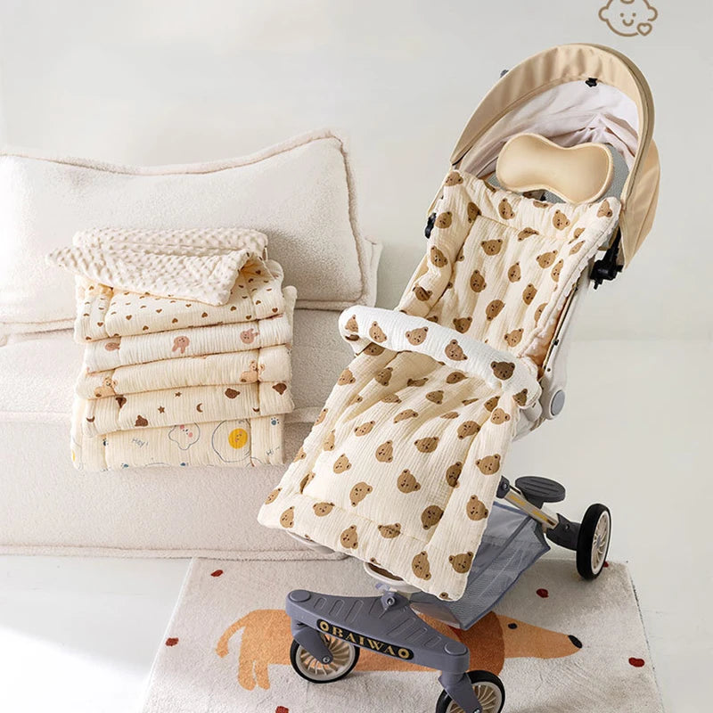 Poussette beige bébé avec matelas en coton à motifs marron clair et jaune.