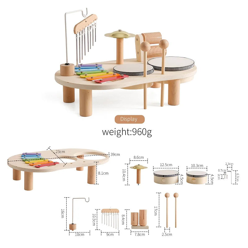 Un jeu d'éveil en bois avec un bâton de pluie, des maracas et d'autres objets sensoriels pour bébés.