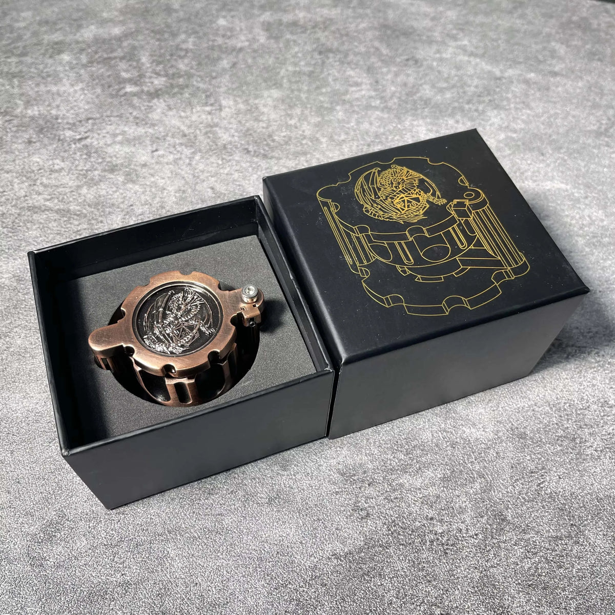 Un juego de siete dados poliedros de metal en una caja negra con un diseño silueta de color dorado.