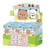 Eine Box mit einer Blindbox-Sammlung süßer brauner und weißer Teddyfiguren mit japanischer Schrift.