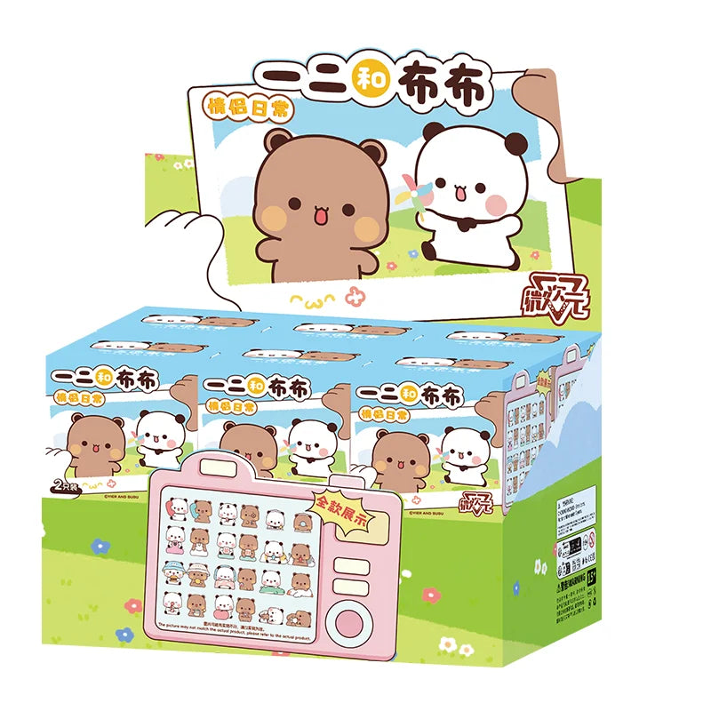 Eine Box mit einer Blindbox-Sammlung süßer brauner und weißer Teddyfiguren mit japanischer Schrift.