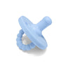 Succionador de silicona azul claro para bebé con forma curva y texturizada.