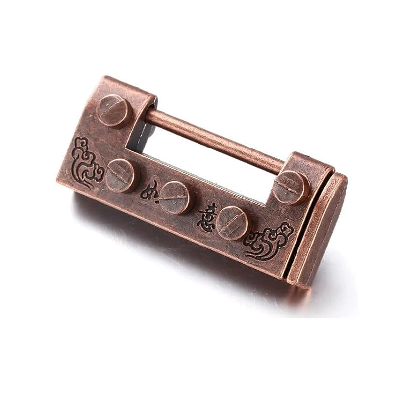 Nahaufnahme eines kupferfarbenen Metall-Gehirn-Rätselpuzzles mit filigranen Markierungen und einer Scharnierkonstruktion.