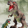 Figurine de dinosaure réaliste, un grand dinosaure brun debout sur un plus petit vert dans une forêt enneigée.