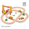 Holzspielzeug-Zugstrecke für Kinder mit gelben und roten Fahrzeugen auf hellem Holzgleis.