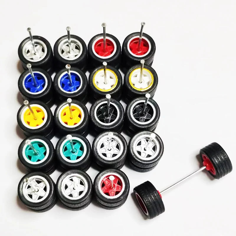 Una colección de 12 ruedas y neumáticos pequeños en varios colores, incluyendo negro, blanco, rojo, azul, amarillo y verde.