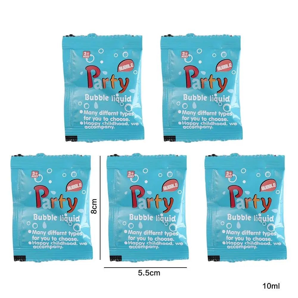 Un pack de recharge de savon liquide en bulles dans un emballage bleu à thème de fête