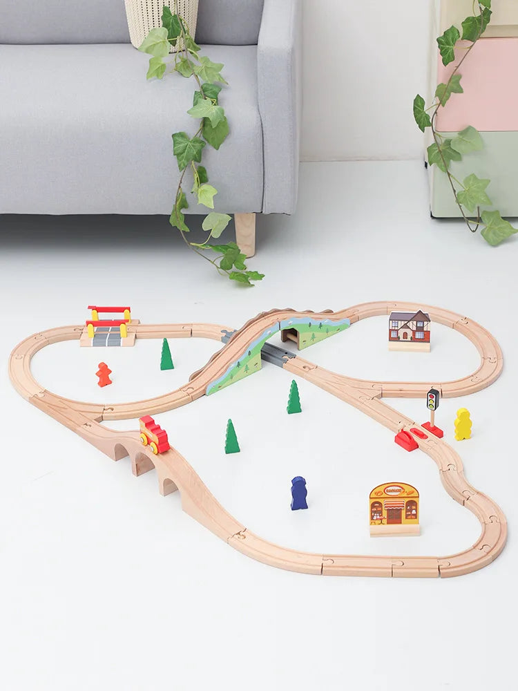 Holmstrails für Kinder mit farbigen Zügen und Landschaftselementen auf weißem Untergrund.