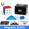 Une boîte noire et un cube puzzle en plastique bleu sont montrés à côté d'un puzzle magnétique 3x3x3.
