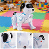 Un jouet de chien robot animal interactif blanc assis sur un tapis de jeu coloré.