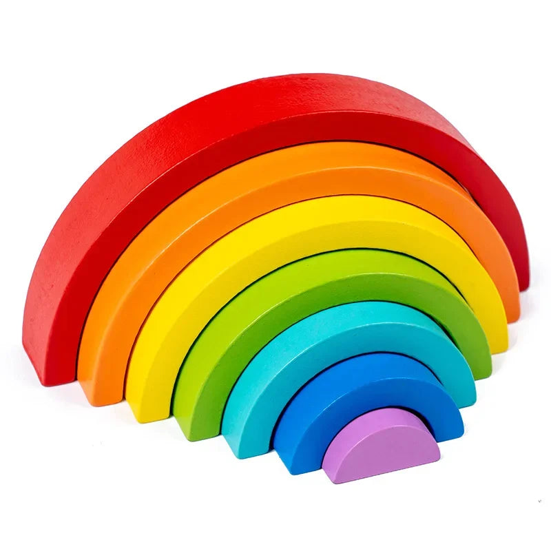 Un ensemble de blocs de construction en bois arc-en-ciel colorés.