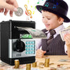 Un enfant manipule une tirelire automatique noire avec des fonctions de sécurité, entourée de monnaie.