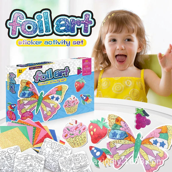 Et barn leker med et foliekunst- og klistremerkesett med sommerfugl- og dessertmotiver.