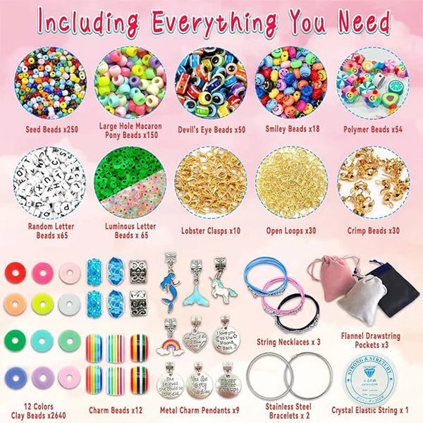 Et utvalg perler og anheng, inkludert frøperler, makaroniperler, øyeperler, polymerperler, bokstavperler og flere fargerike p