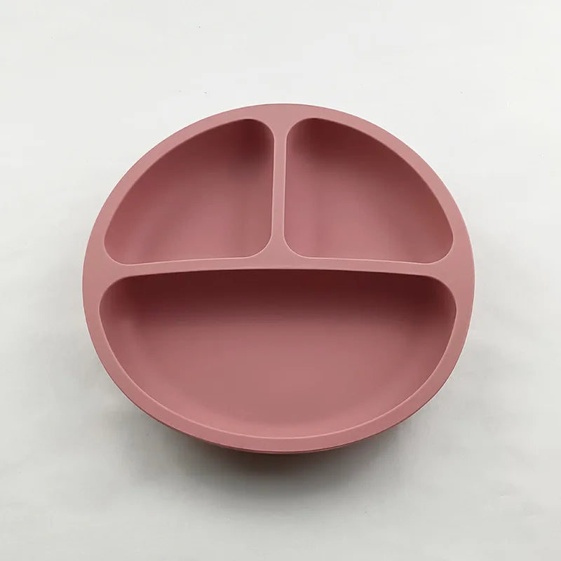 Set de tétines en silicone rose divisé en trois compartiments pour tout-petits.
