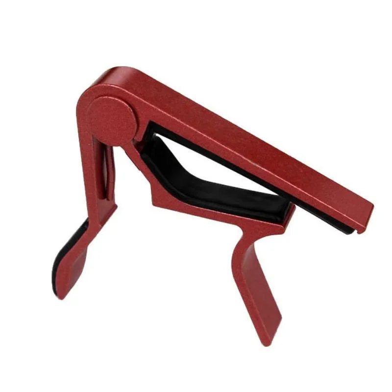 Gros plan d'un clamp de accordeur ajustable rouge pour guitares acoustiques et électriques.
