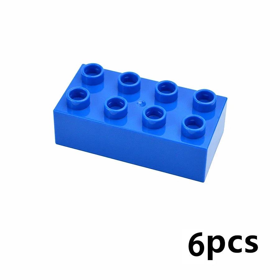 Un bloc de construction en plastique bleu avec six chevilles circulaires sur la surface supérieure.